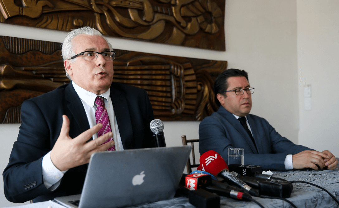 Baltasar Garzón y Carlos Poveda durante conferencia de prensa. (EFE) 