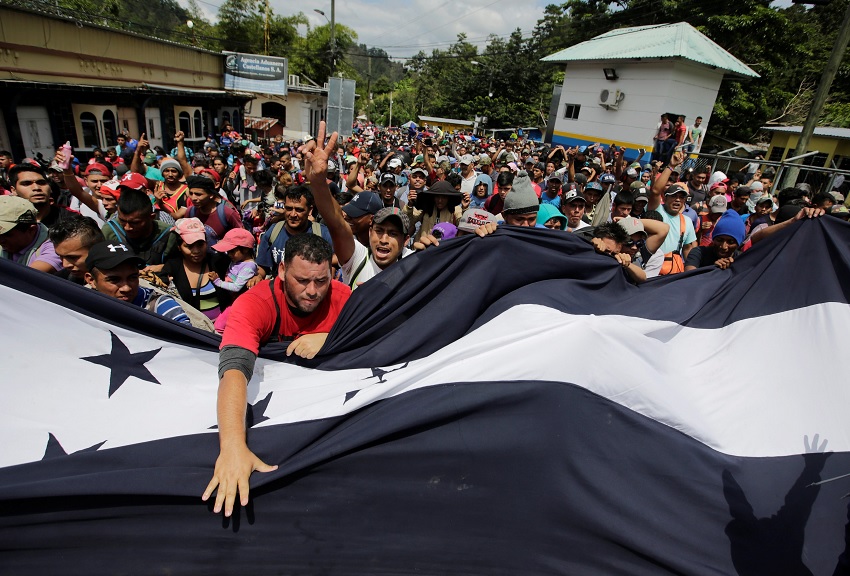 Trump amenaza a Honduras si caravana de migrantes sigue a EU