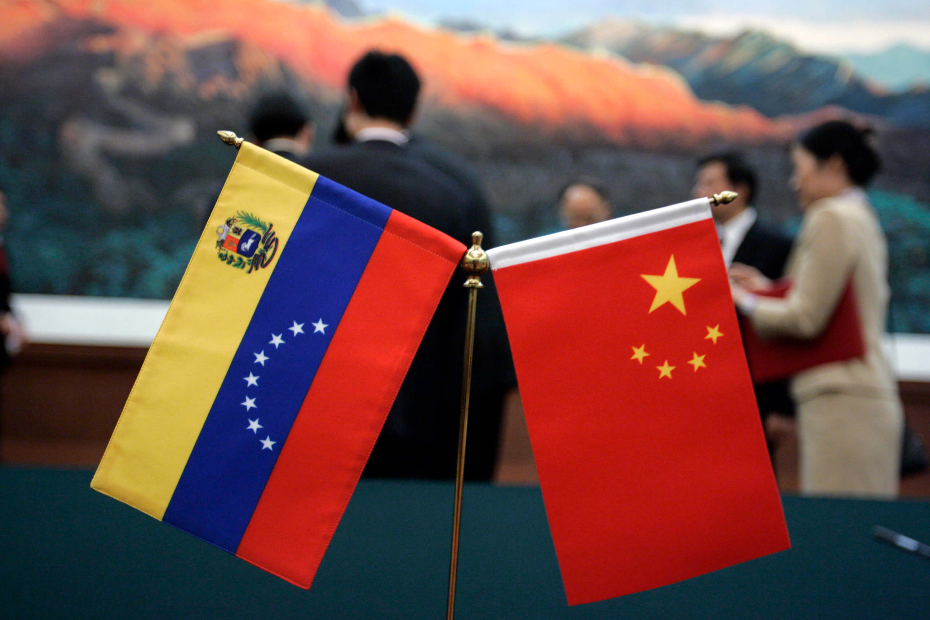 Pence acusa a China de dar salvavidas a Maduro con créditos