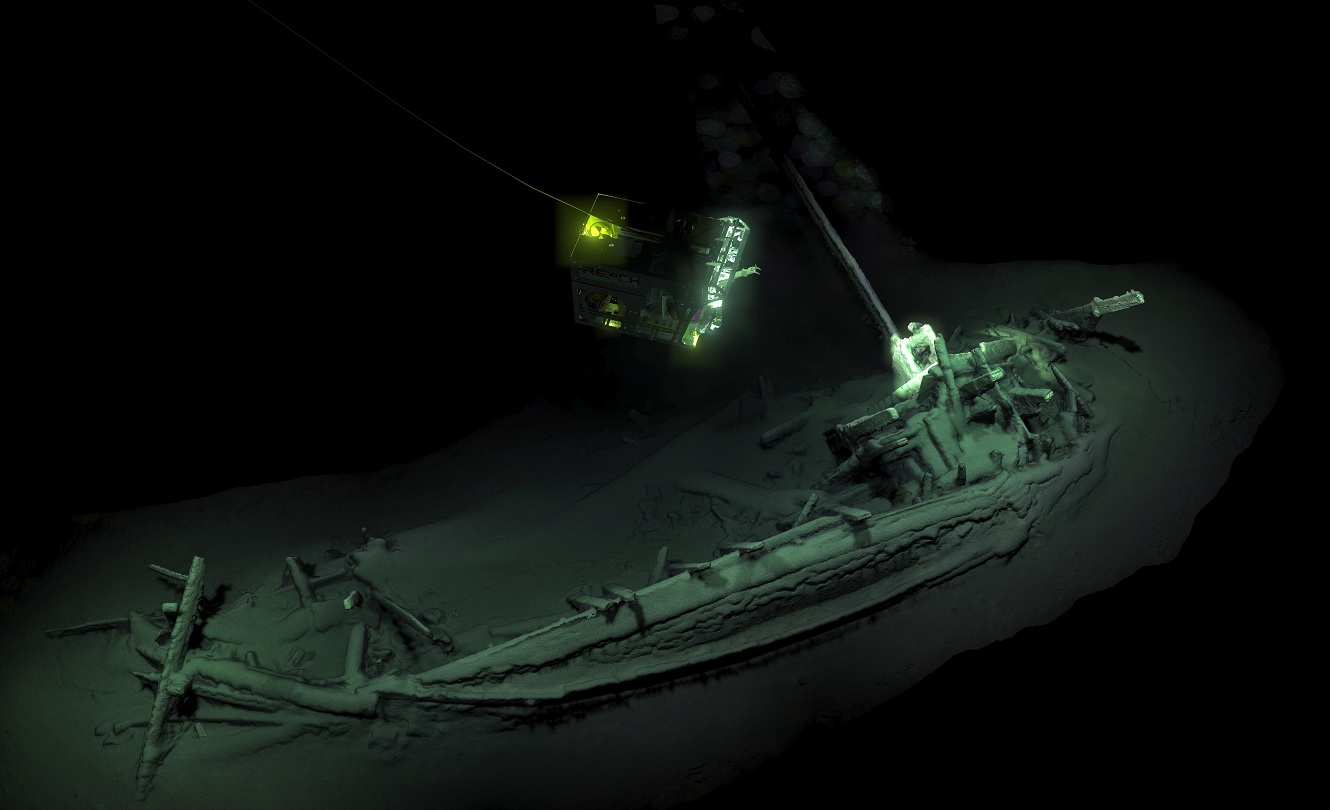 Hallan barco más antiguo del mundo en Mar Negro