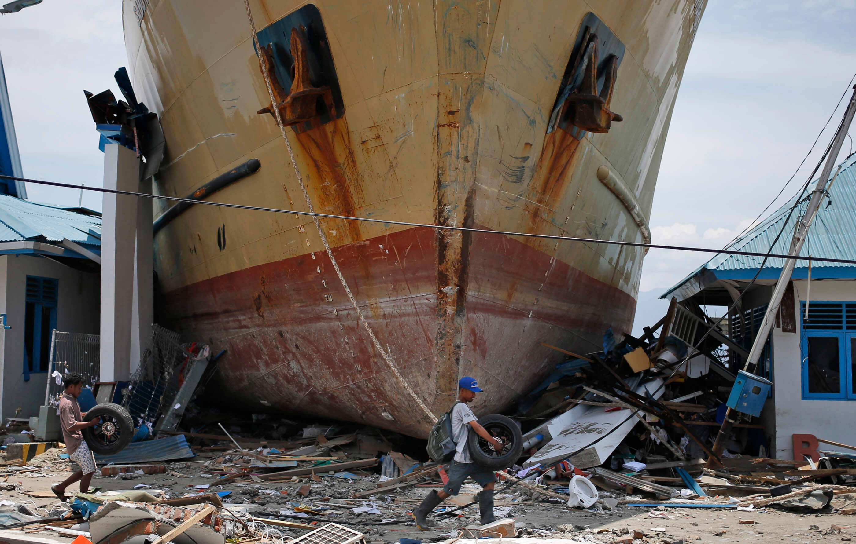 Indonesia confirma 1571 muertos por sismos y tsunami