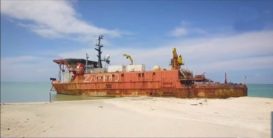 Barcos abandonados de Oceanografía amenazan área natural de Laguna de Términos