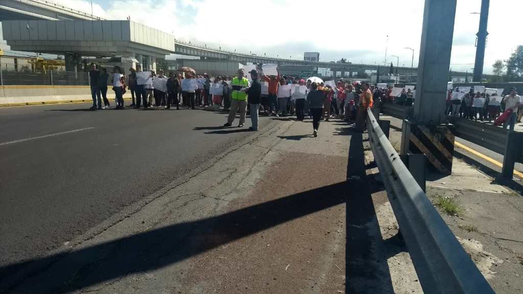Manifestantes afectan circulación en autopista México-Puebla