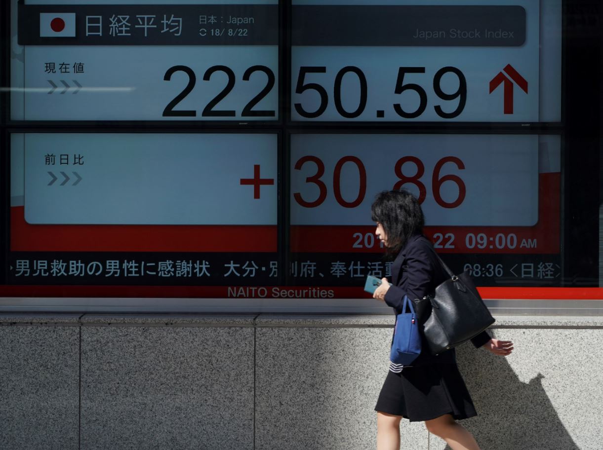 Bolsa de Tokio sube, mercados de China caen