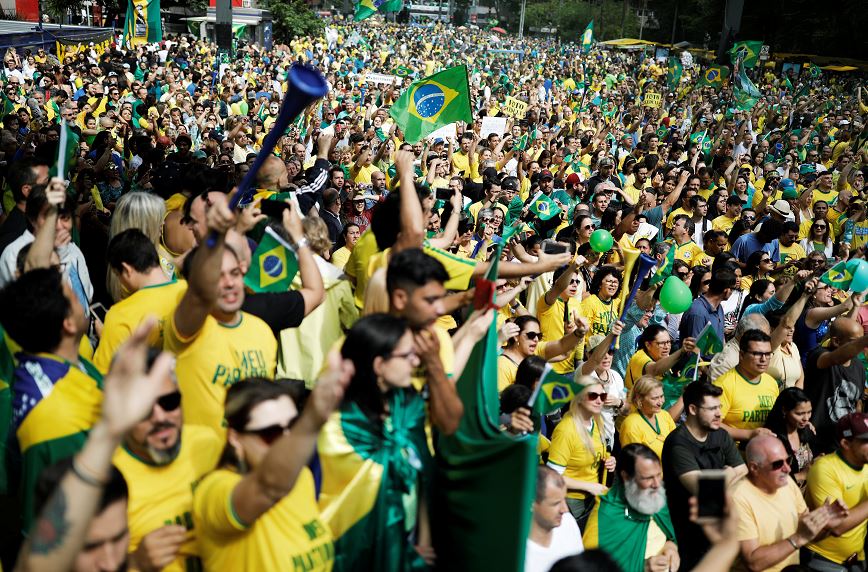 Miles de brasileños expresan en las calles su apoyo a Bolsonaro