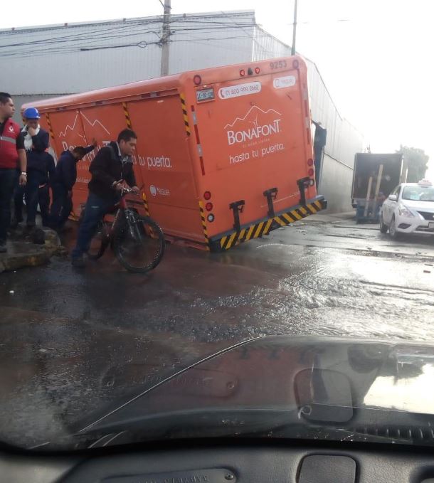 Camión repartidor de agua cae en socavón en Iztapalapa