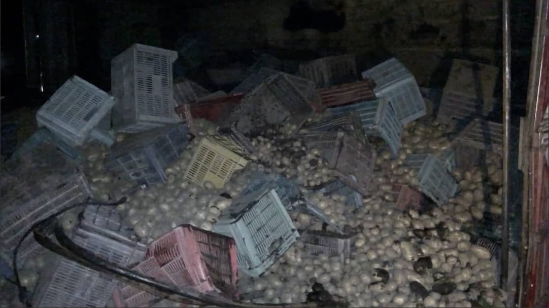 Camión tira toneladas de papas durante accidente automovilístico en México Cuernavaca