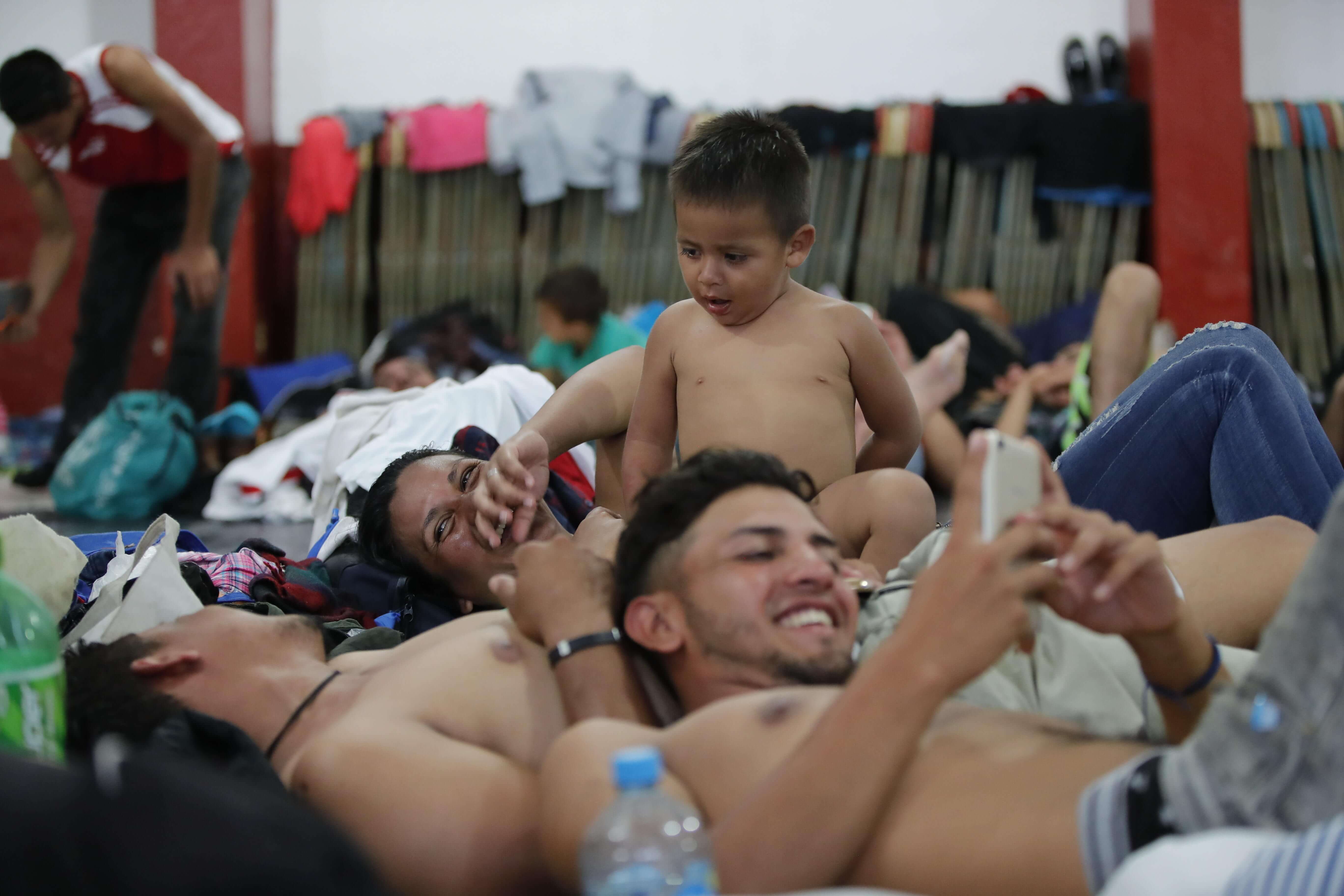 Qué debe hacer México con los migrantes de la caravana