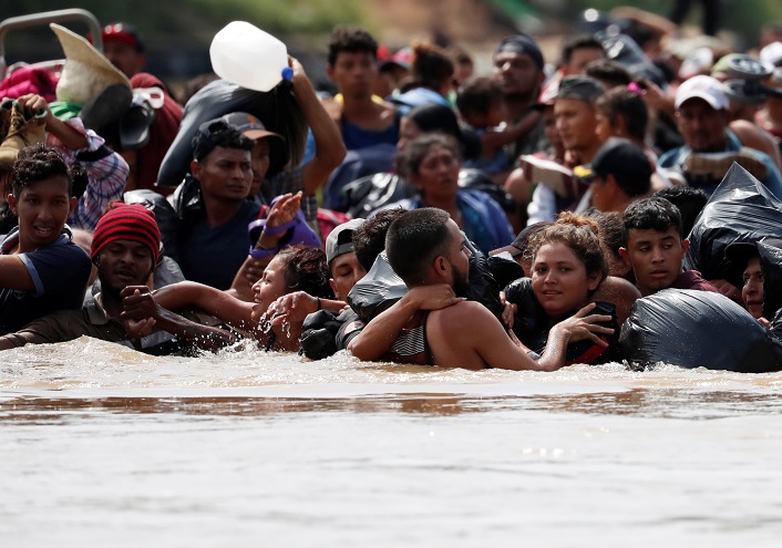 Caravana migrante cruza río que separa a Guatemala de México