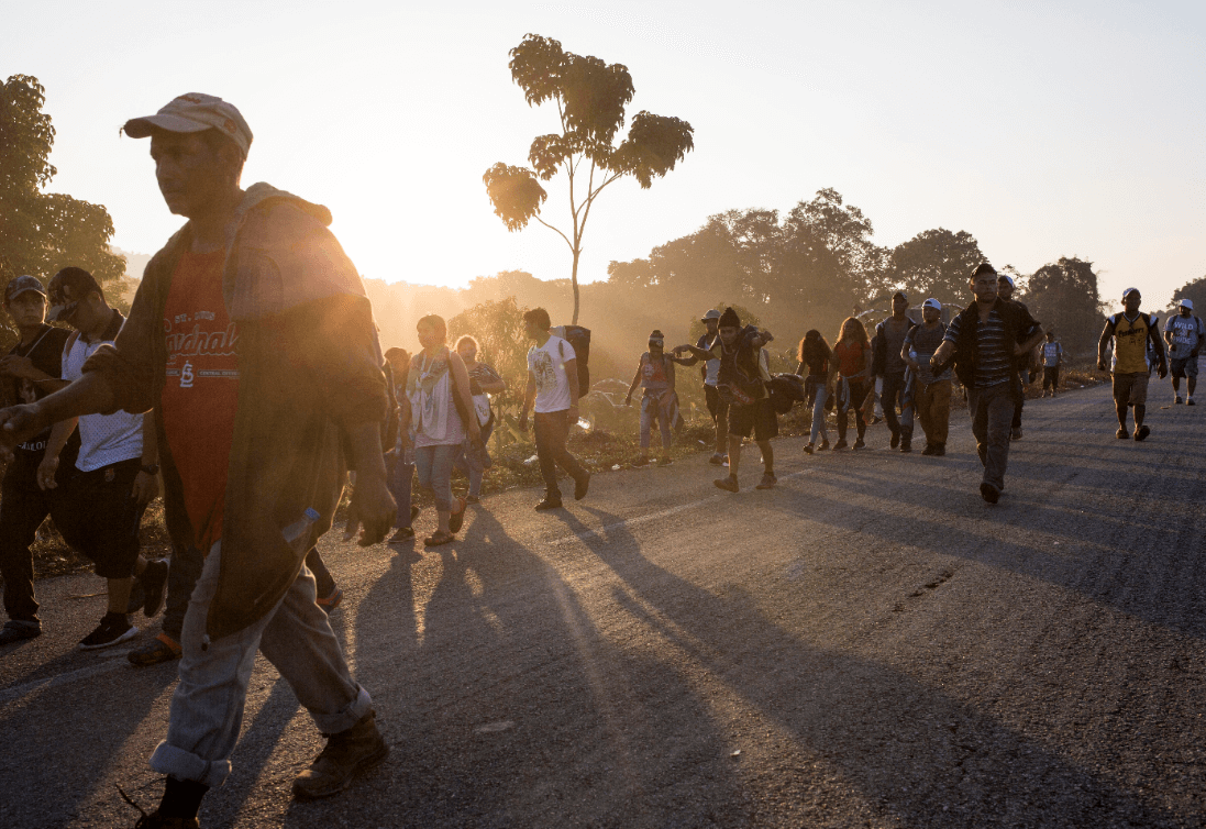 Caravana migrante durante su recorrido por Chiapas. (AP) 