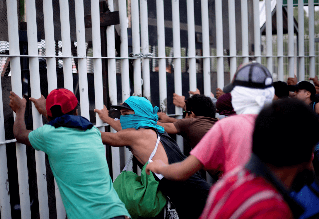 EU envía barreras de seguridad a su frontera con México, por caravana migrante