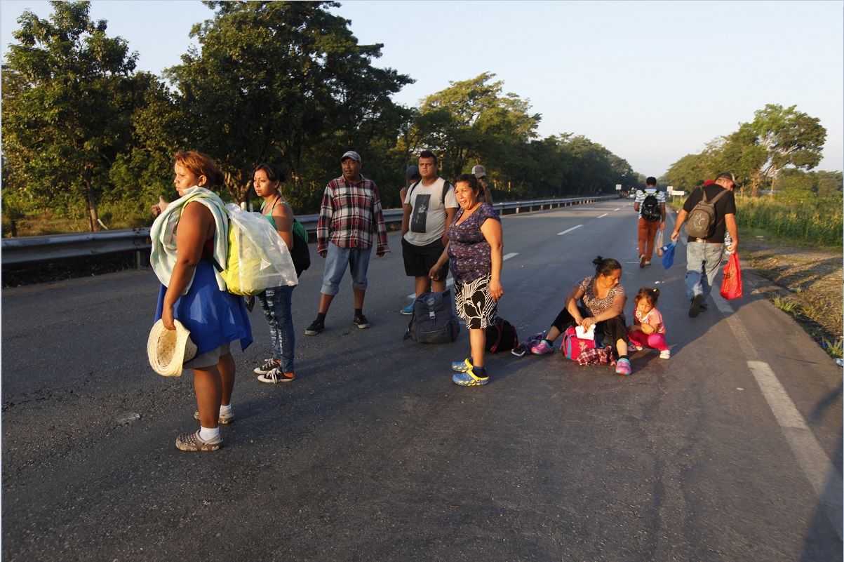Caravana migrante inicia marcha de Huixtla a Mapastepec