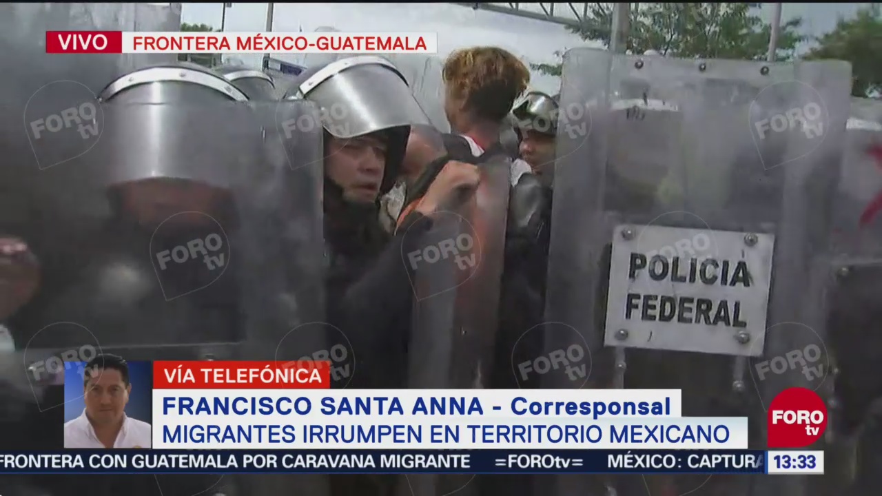 Caravana migrante intenta romper cerco de la Policía Federal en Ciudad Hidalgo