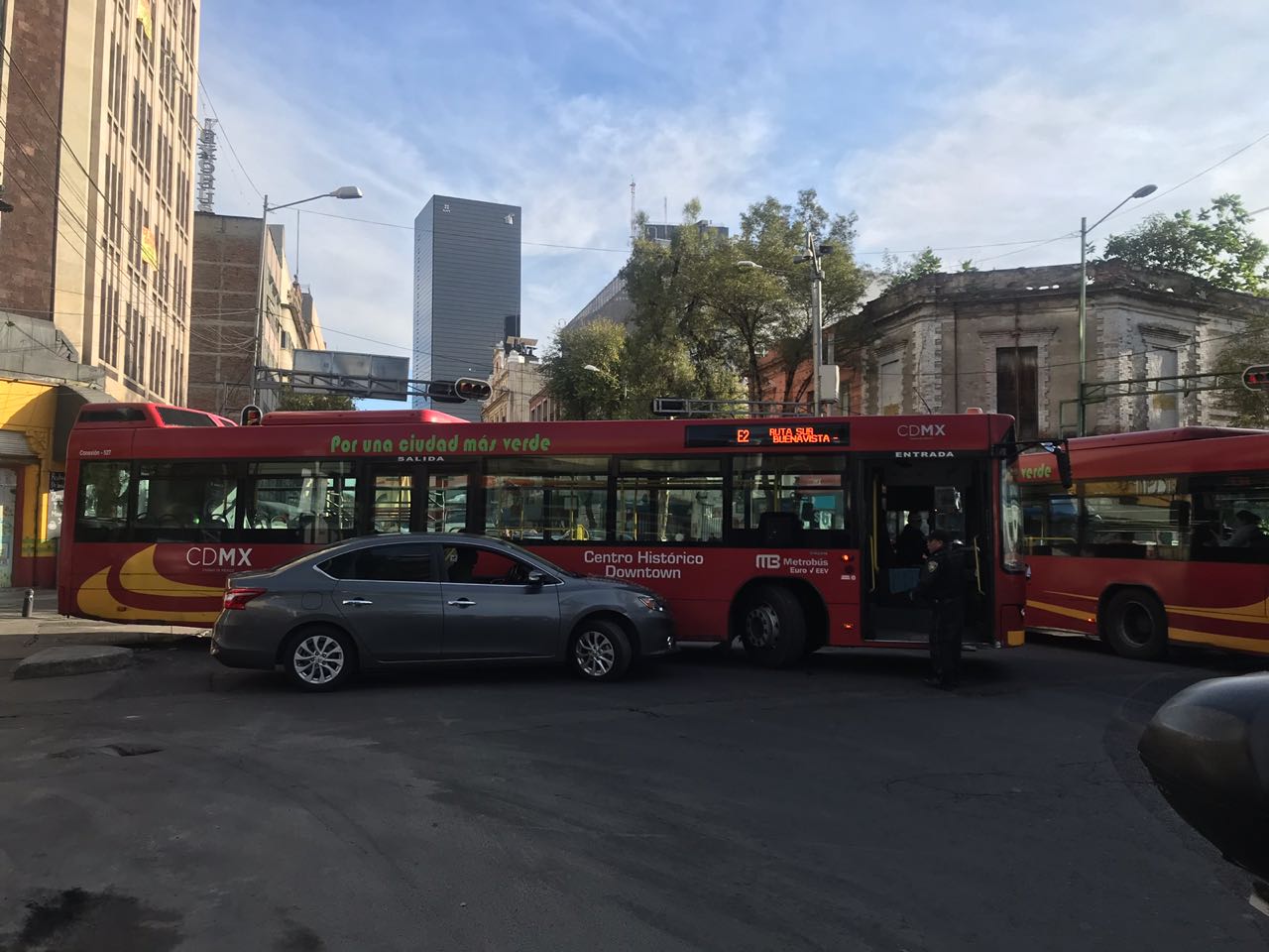 Choque de Metrobús afecta circulación de avenida Bucareli