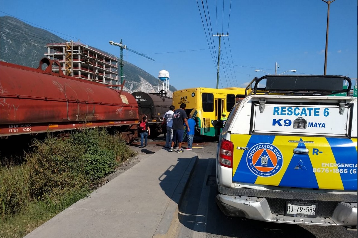 Camión intenta ganarle el paso al tren en NL; hay 4 heridos