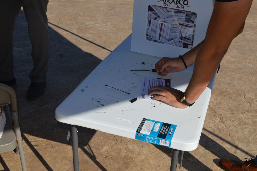 Ciudadano vota hasta cuatro veces en la consulta por nuevo aeropuerto de México