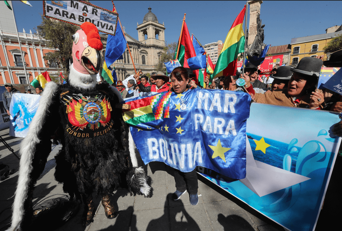 Ciudadanos bolivianos esperaban la resolución de la CIJ. (EFE) 