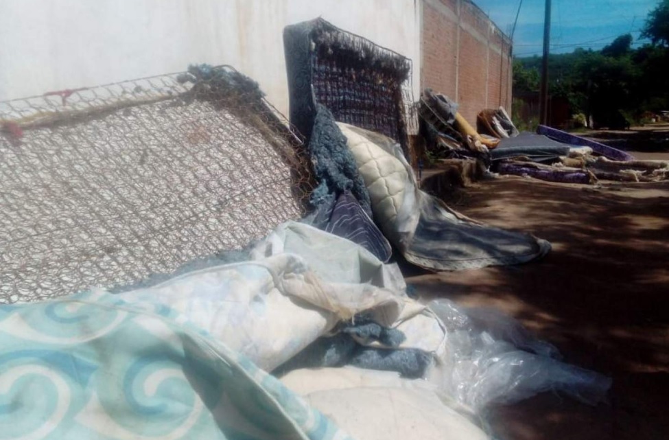 Sinaloa: Damnificados por tormenta en Culiacán reciben colchones ‘apestosos y con hongos’