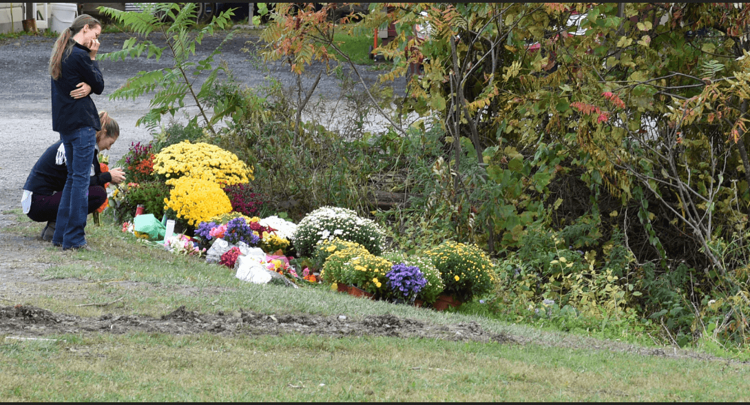 Colocan flores en el sitio del accidente de limousina en NY. (Reuters) 