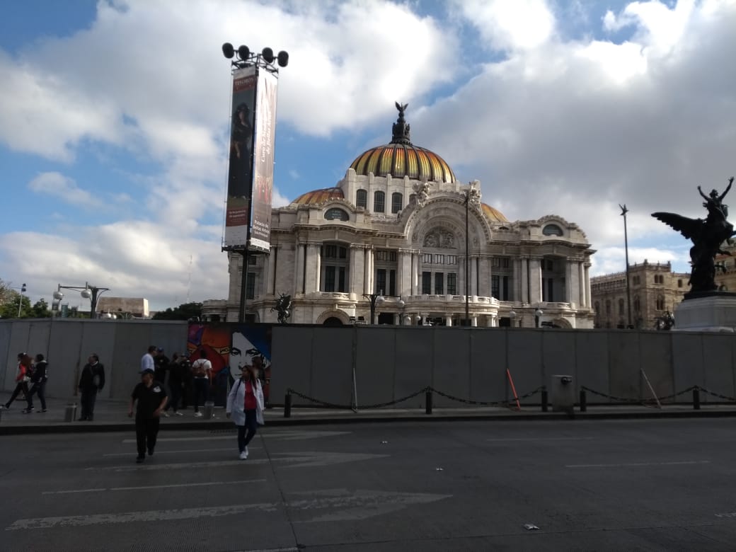 Colocan protecciones en edificios del Centro Histórico por marcha del 2 de octubre