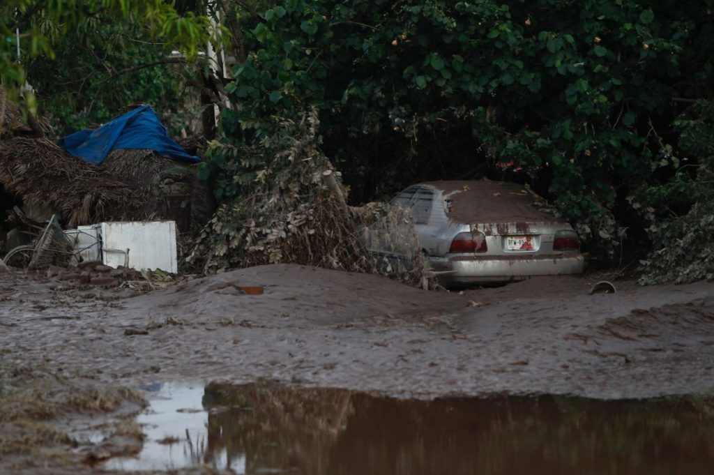 Comunidades en Nayarit, cubiertas de lodo por huracán Willa