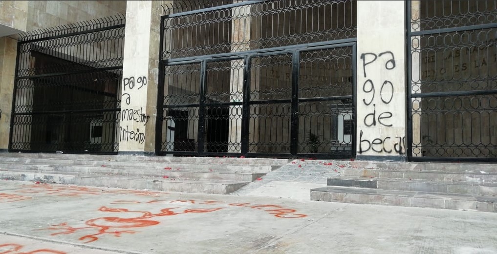 Normalistas Chiapas; vandalizan Congreso local y oficinas