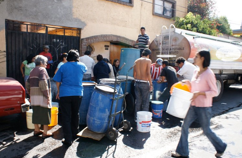 Negocios y policías hacen preparativos por corte de agua