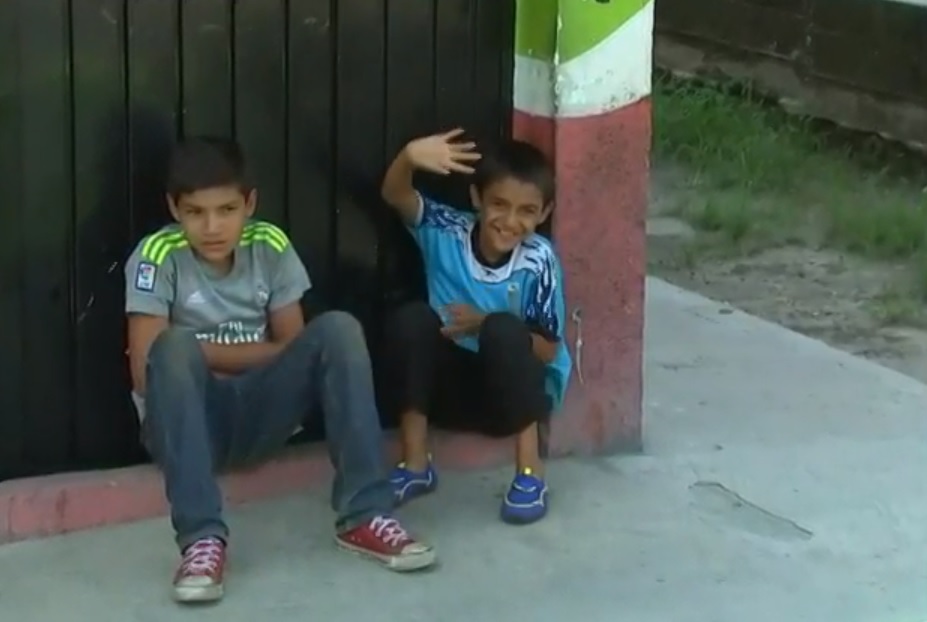 Migrante hondureño localiza a hijo perdido, lo amarra y continúa la marcha