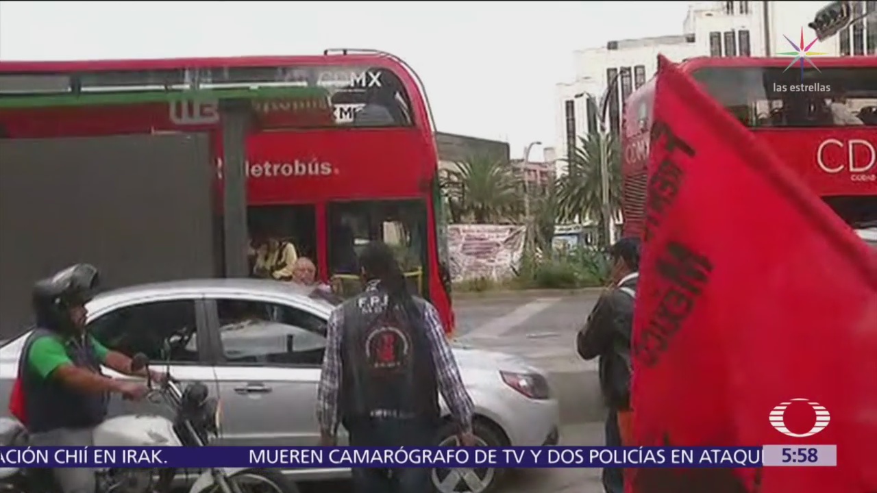 Manifestantes agreden a automovilista en Paseo de la Reforma