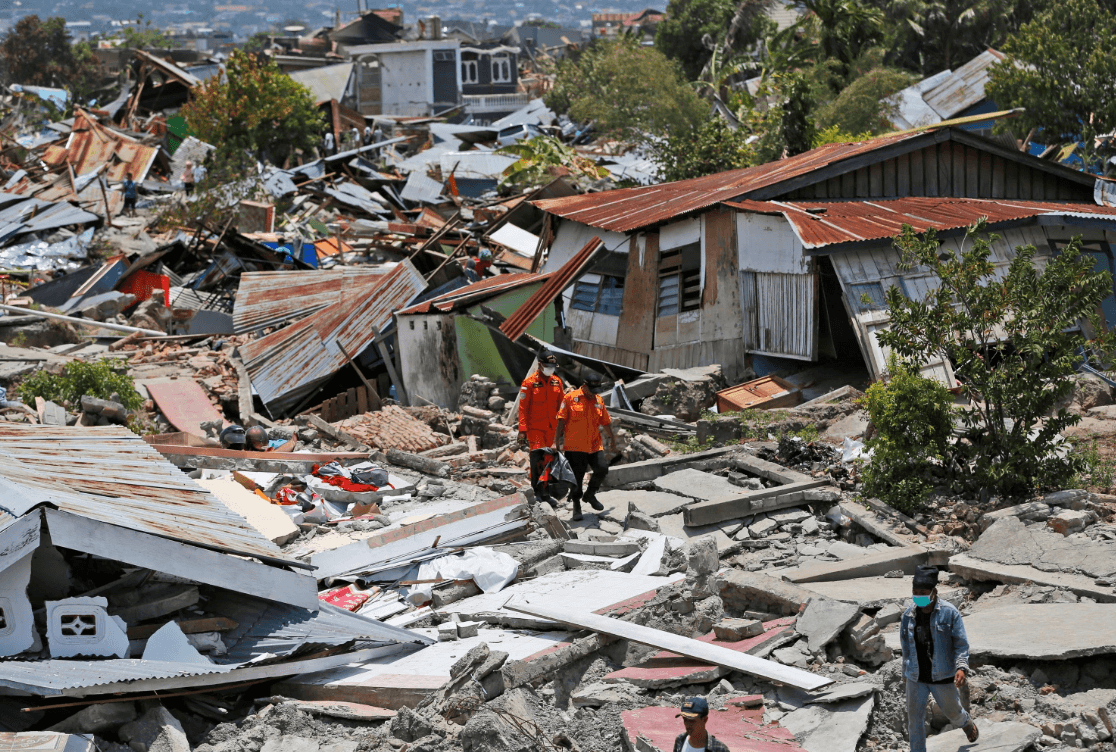 Intensifican búsqueda de sobrevivientes tras sismos y tsunami en Indonesia