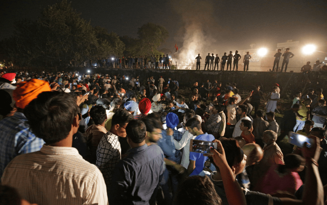 Tren atropella a multitud en India, hay decenas de muertos