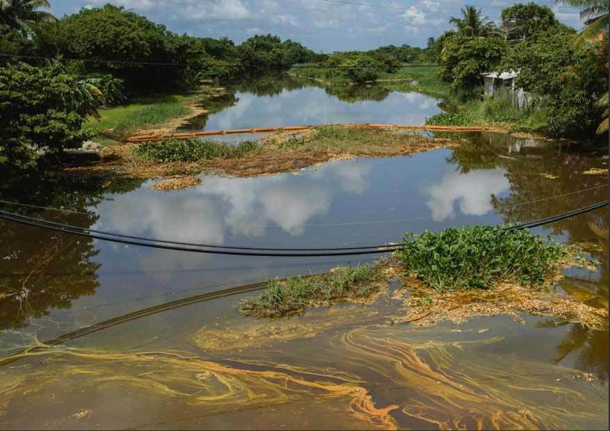 Derrame de petróleo contamina el río Coatzacoalcos