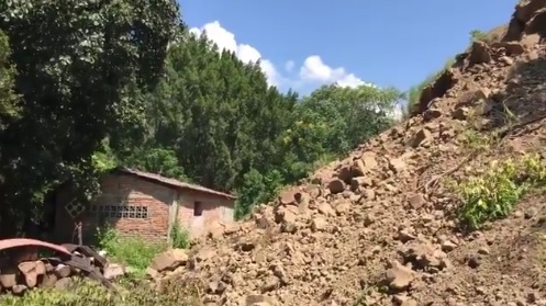 Derrumbe daña vivienda en Colima; familia se salva