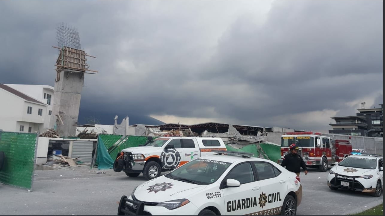 Derrumbe sepulta a 10 personas en Monterrey
