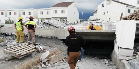 Derrumbe sepulta a 10 personas en Monterrey
