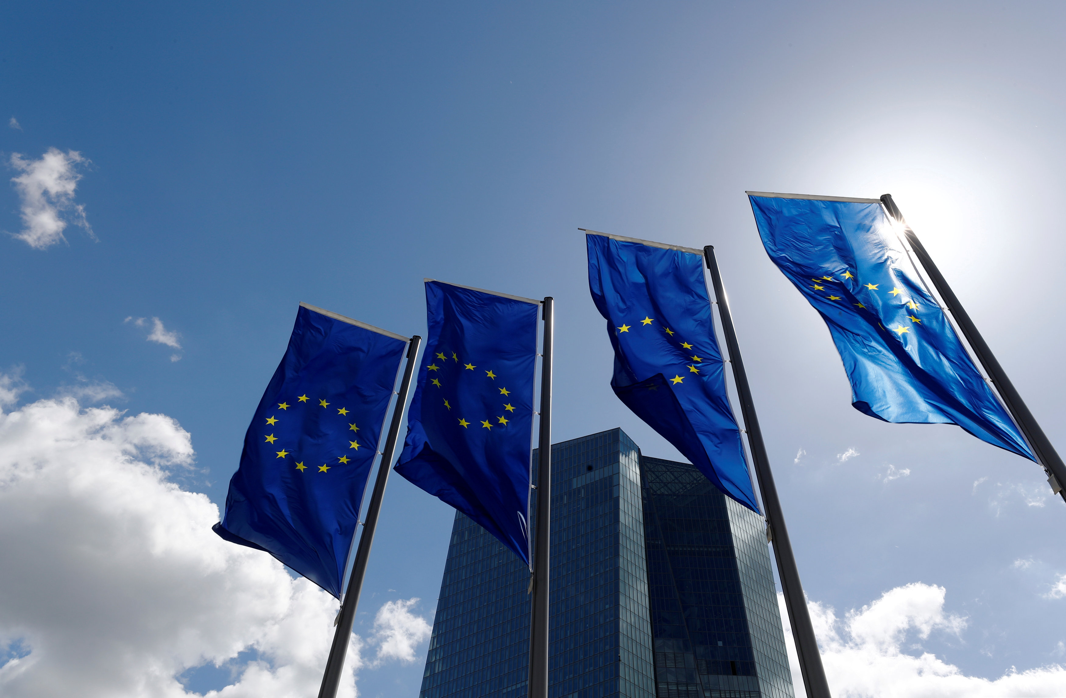 Desacelera crecimiento de empresas en Unión Europea por guerra comercial