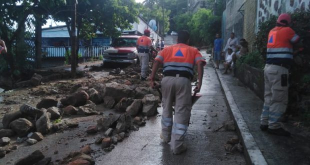 Deslave deja cinco viviendas afectadas en Acapulco, Guerrero