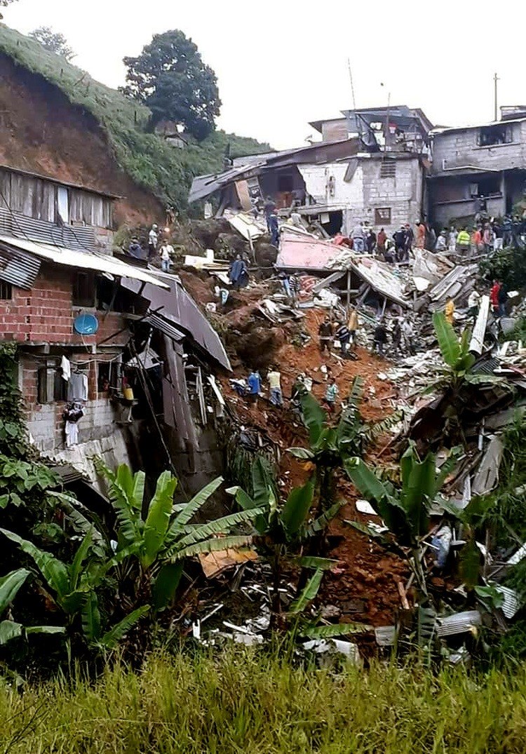 Suman 11 muertos por deslizamiento de tierra en Colombia