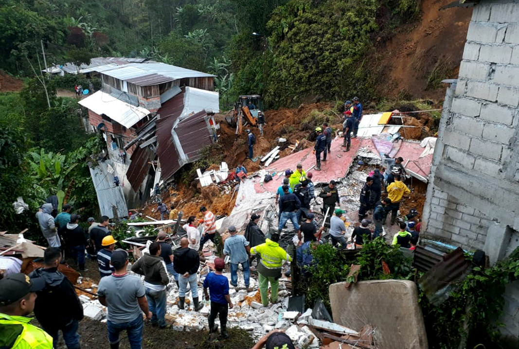 Suman 11 muertos por deslizamiento de tierra en Marquetalia, Colombia