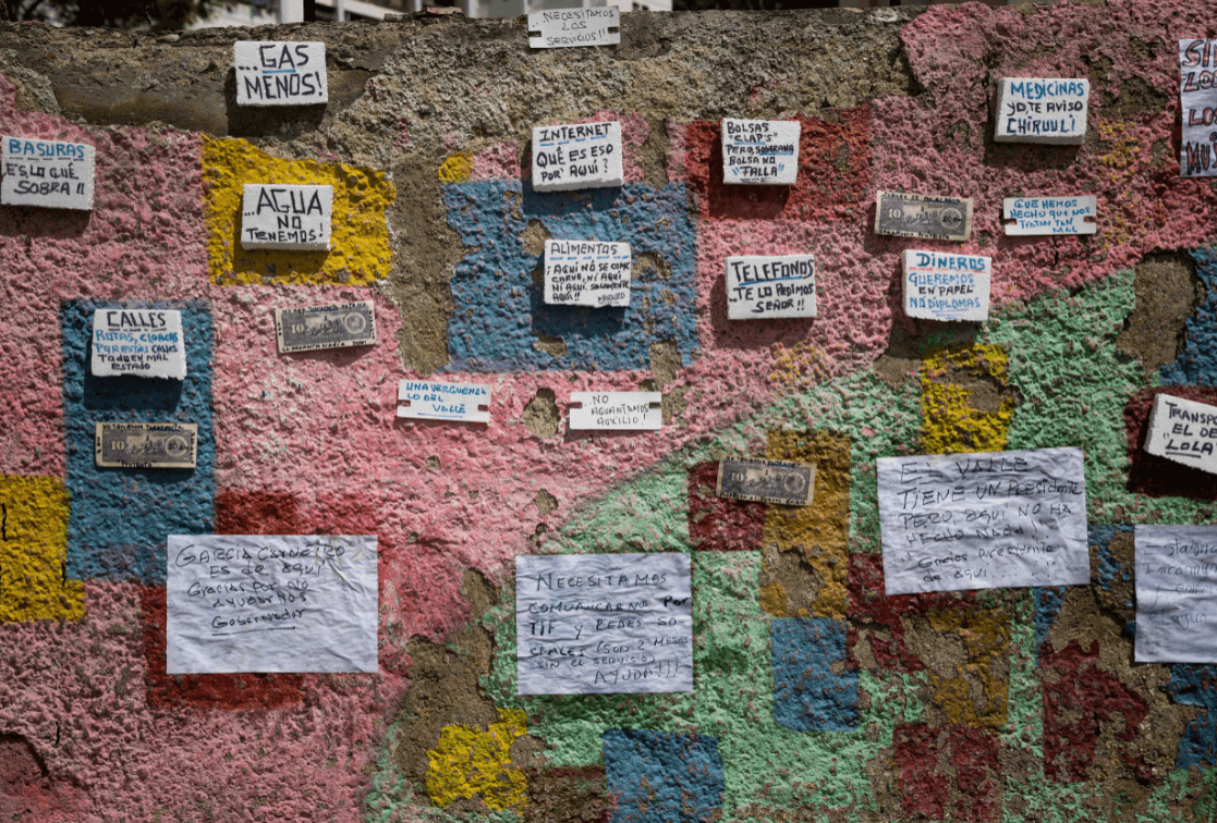 Detalle de carteles y billetes con inscripciones de protesta colocados en paredes en Venezuela. (EFE) 