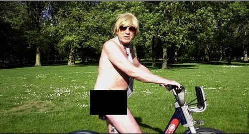 Diputado conservador británico difunde video desnudo en bici