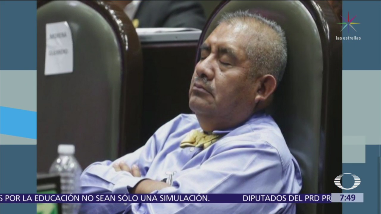 Diputado de Morena Manuel Huerta se duerme en su curul
