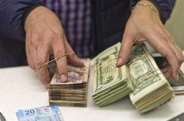 Dólar cierra al alza, se vende en 20.69 pesos en bancos