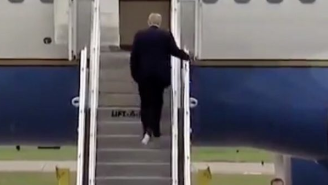 Trump sube el avión con pedazo de papel en el zapato