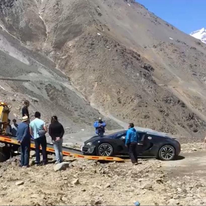 El Bugatti Veyron tuvo que ser remolcado desde el fondo de una ladera de Los Andes (Carbuzz)