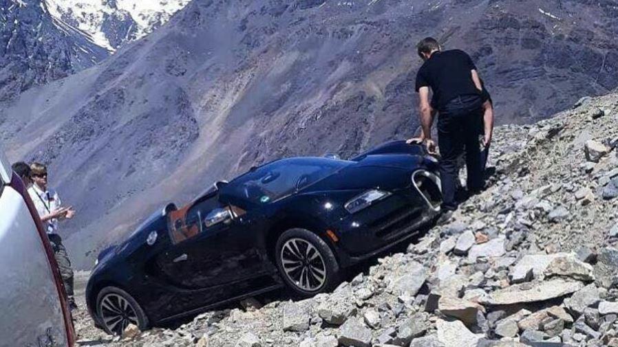 El conductor trata de empujar el Veyron mientras este se resbala por una ladera en Los Andes (Carbuzz)