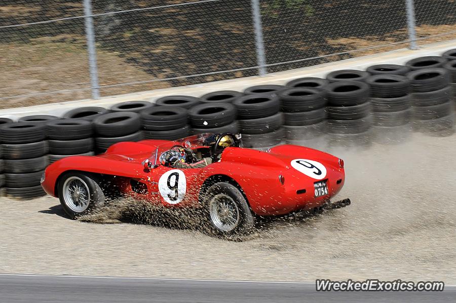 El Ferrari 250 TR despues de golpear los neumáticos que conforman la extensión de un muro de contención (WreckedExotics)