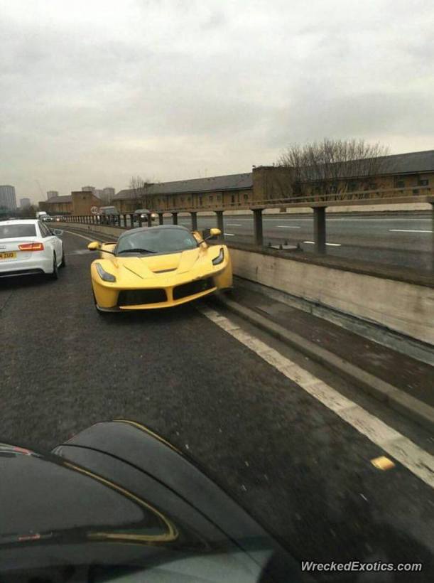 El Ferrari LaFerrari sufrió el mayor daño tras impactarse con un muro de contención en una autopista (WreckedExotics)
