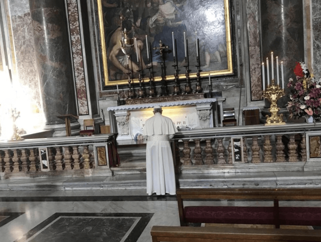 El papa Francisco visita la tumba de san Juan Pablo II