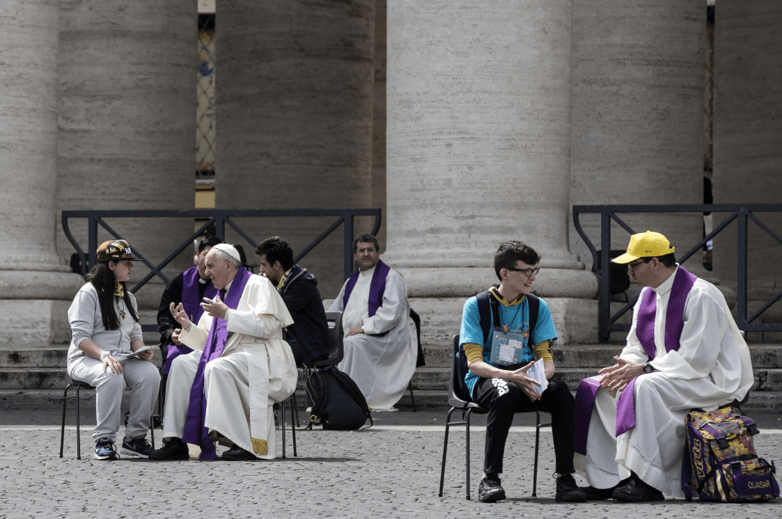 El papa Francisco y algunos sacerdotes durante el Jubileo de los jóvenes en 2016. (AP, archivo)